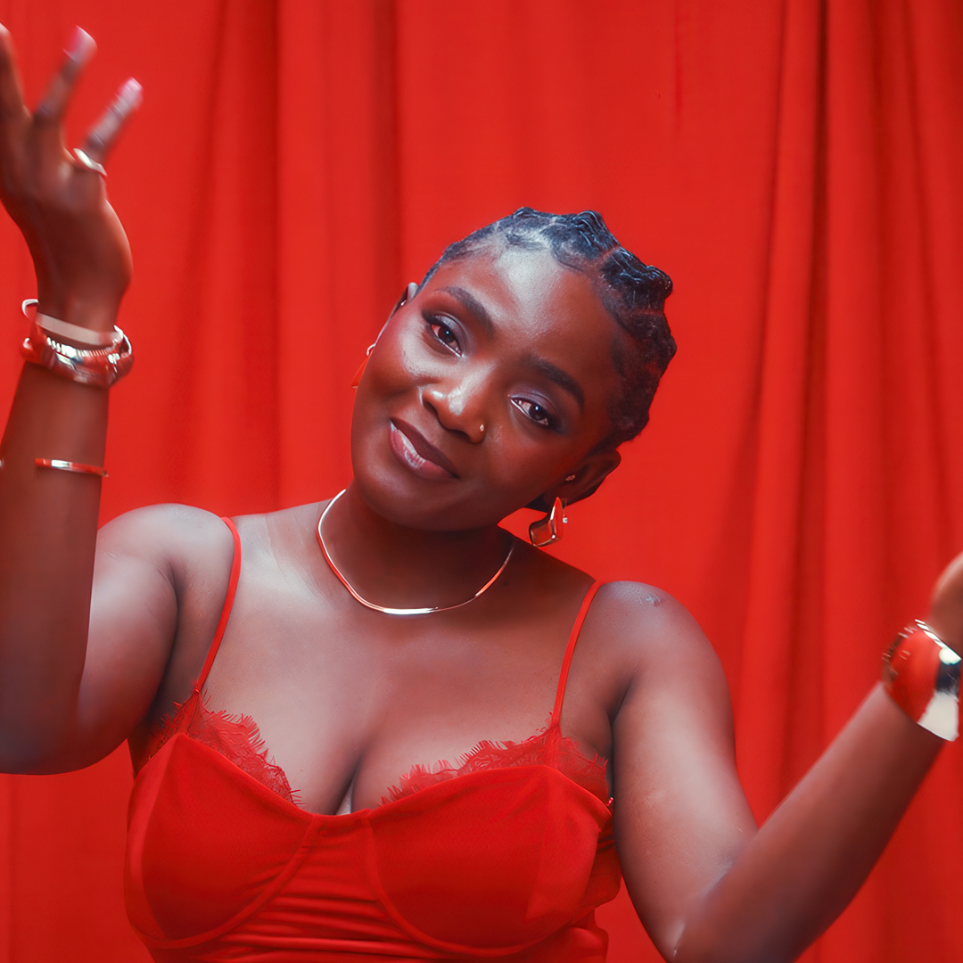 Nigerian musician Simi, performing in the 'Smarta with data' campaign video