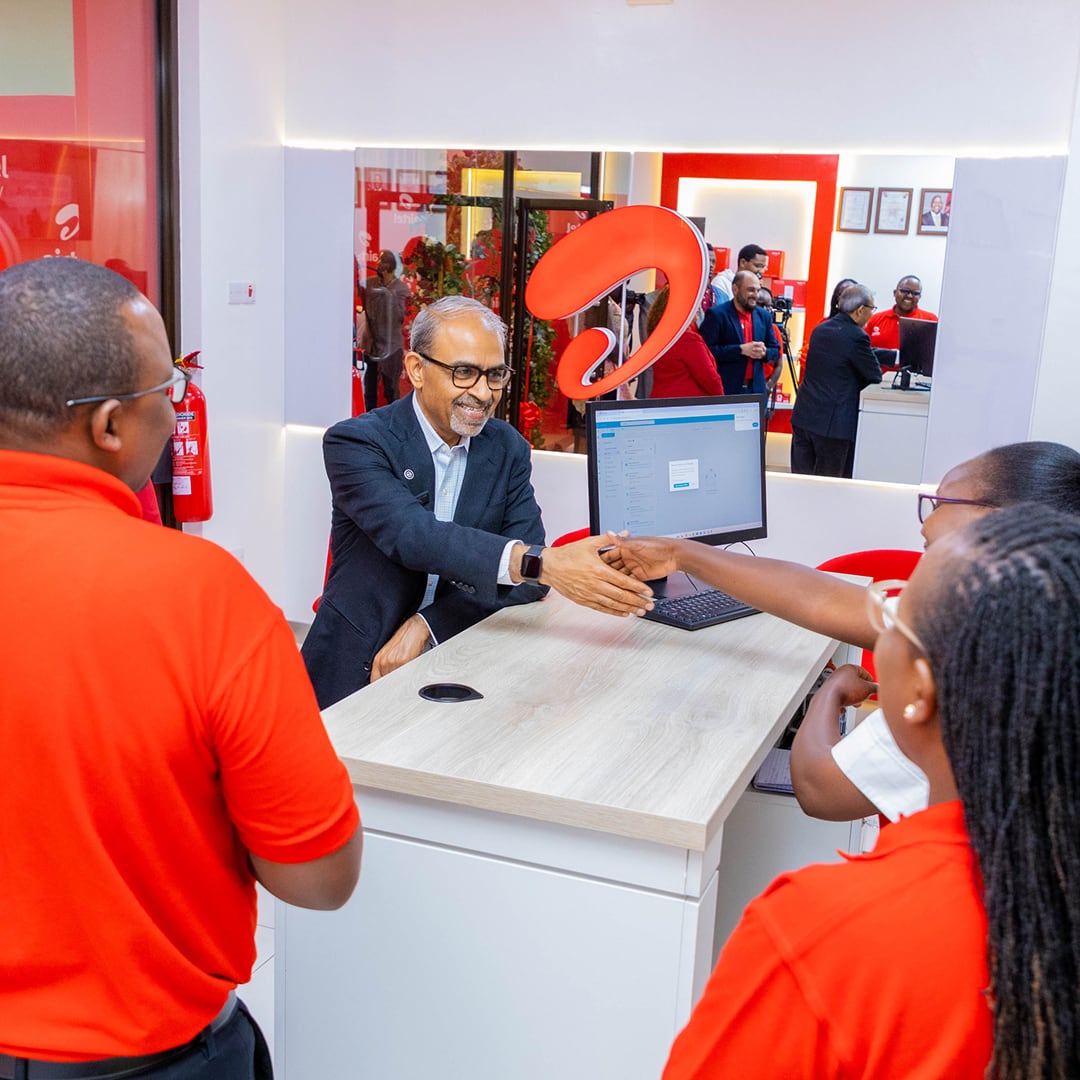 Sunil Taldar shaking hands with employees in an Airtel shop